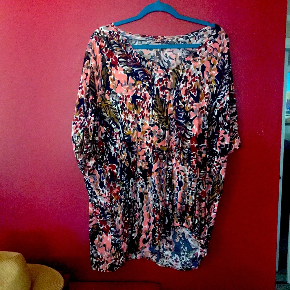 Multi-color top, great print!  Goes with so many outfits